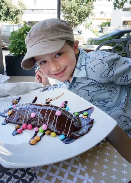 Porträtt Pojke Med Choklad Dessert Restaurang Tallrik Heraklion Grekland — Stockfoto