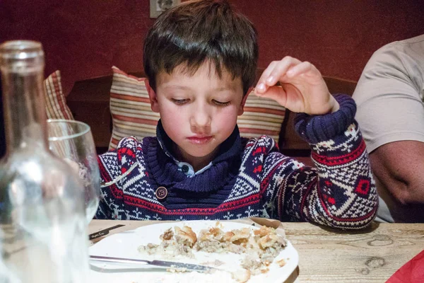 Onun Yemeği Yunanistan Bakıyordu Çocuk Görünümünü — Stok fotoğraf