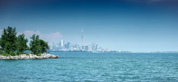 Kaupungin horisonttiin ja Lake Ontario — kuvapankkivalokuva