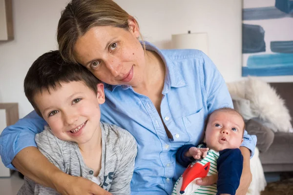 Porträt Einer Mutter Mit Zwei Kindern Hause — Stockfoto