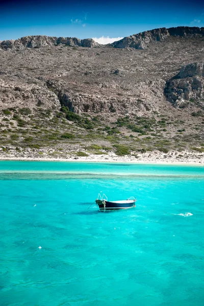 Piękny Widok Łodzi Morze Przed Górskie Wyspy Greckie Kreta Grecja — Zdjęcie stockowe
