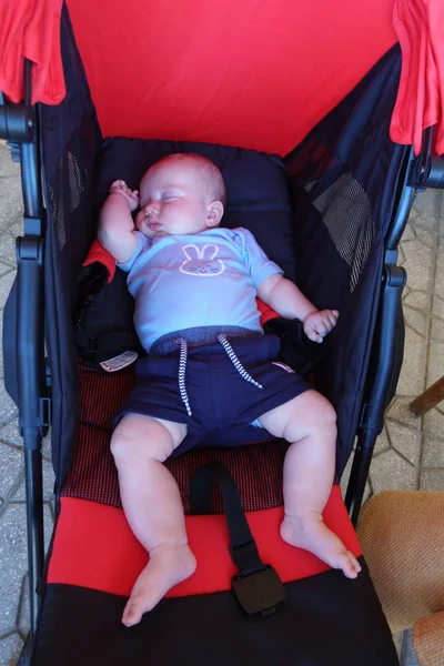 ベビーカーで眠っているかわいい赤ちゃん — ストック写真
