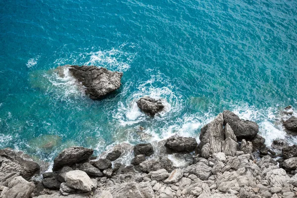 Felsen auf See — Stockfoto