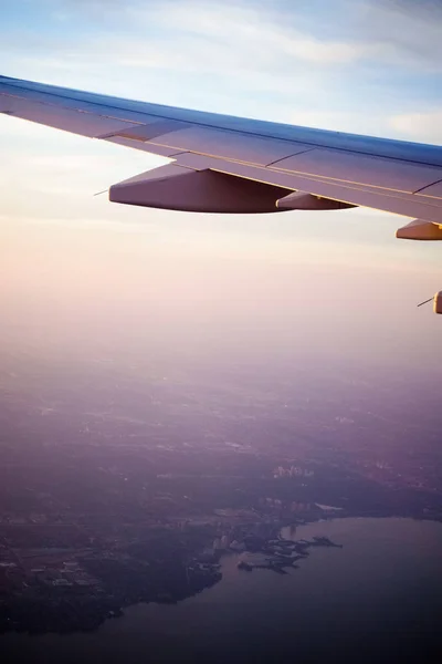 Airplane wing and coastline — Stock Photo, Image