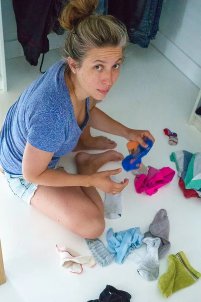 Portrait Mid Adult Woman Packing Baby Clothes — Stock Photo, Image