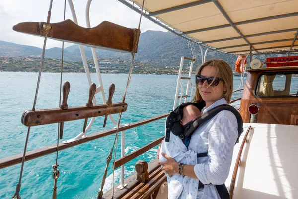 Mãe Com Pequeno Bebê Viajando Barco Passageiros — Fotografia de Stock