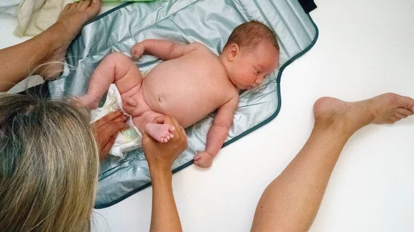 Madre Cambiando Pañal Bebé Suelo Casa —  Fotos de Stock