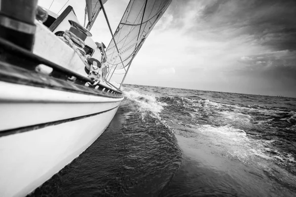 Segelboot und Seenlandschaft — Stockfoto