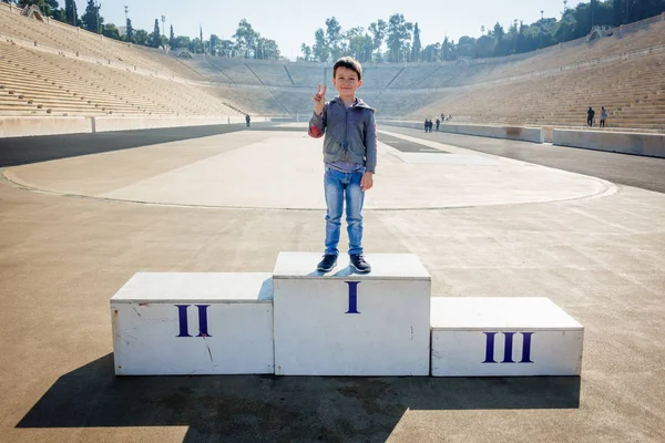 Fiú Pózol Panathenian Stadium Athén Görögország Európa Nyertes Dobogó — Stock Fotó