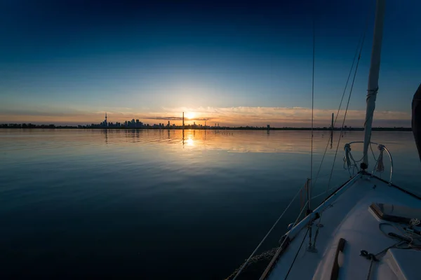 Вітрильник Океан Skyline Далеких Під Час Заходу Сонця Торонто Канада — стокове фото