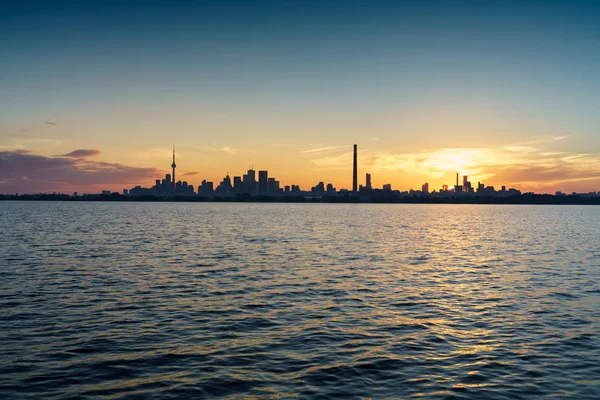 Skyline van de stad en Lake Ontario — Stockfoto