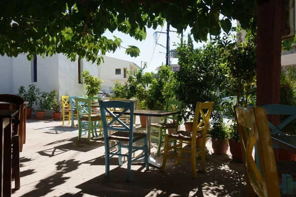 希腊克里特岛户外咖啡馆的椅子和桌子 — 图库照片