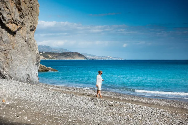 Kumsalda Girit Yunanistan Yürüyen Genç Kadın — Stok fotoğraf
