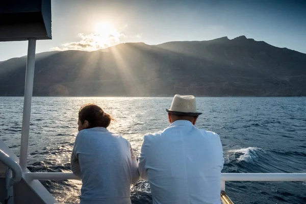 Para Podziwiając Piękny Widok Morze Góry Łodzi Kreta Grecja — Zdjęcie stockowe