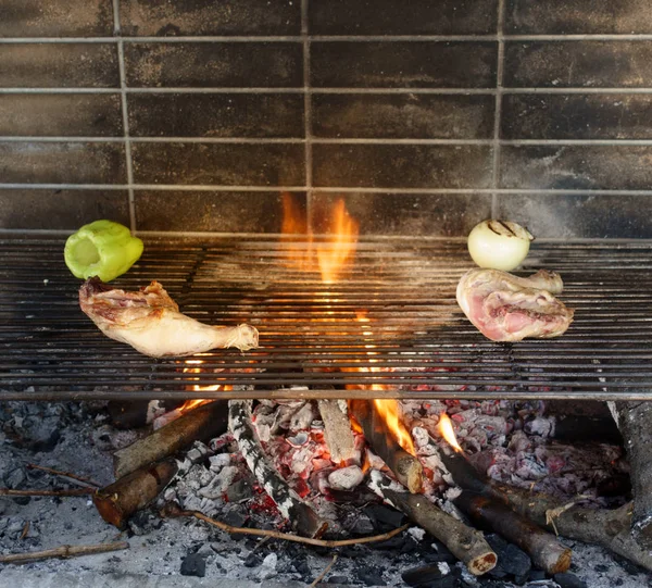 Vlees Wordt Gekookt Oude Barbecue Grill — Stockfoto