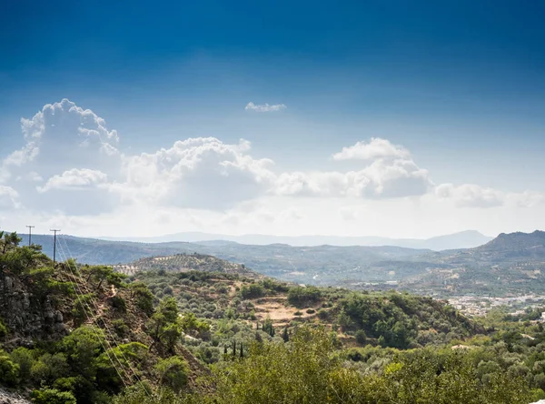 Vacker Utsikt Över Fält Och Berg Mot Molnig Himmel Kreta — Stockfoto