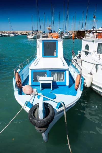 Båtar vid Heraklion hamn — Stockfoto