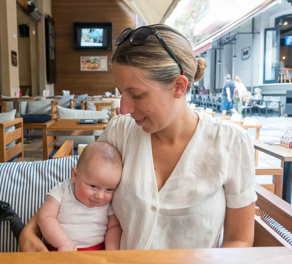 Madre Con Pequeño Bebé Restaurante Heraklion Grecia — Foto de Stock