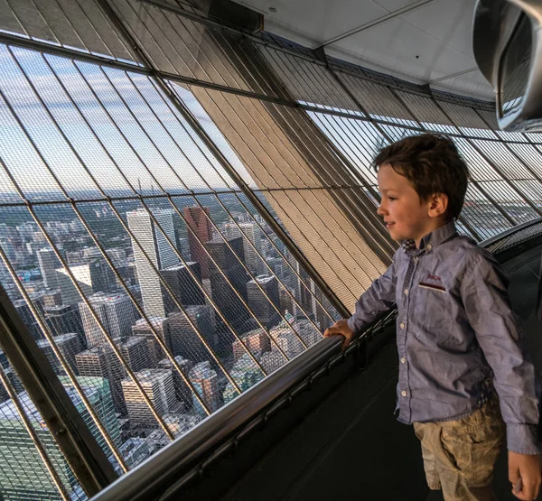 Menino Admirando Paisagem Urbana Toronto Janela Canadá — Fotografia de Stock