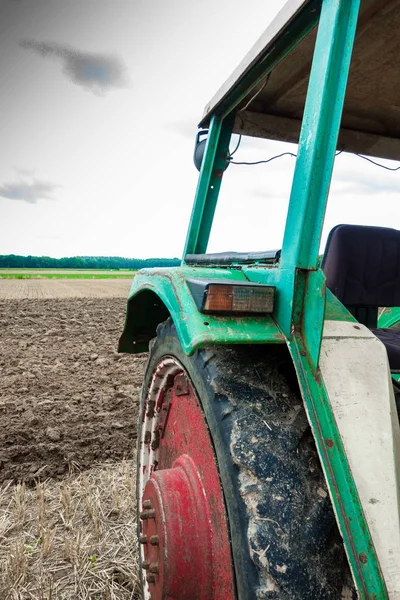 Трактор Сельскохозяйственном Поле — стоковое фото
