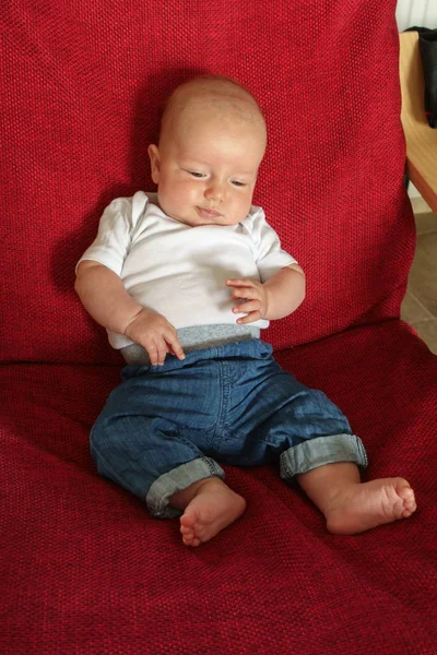 Söt Liten Baby Pojke Liggande Fåtölj — Stockfoto