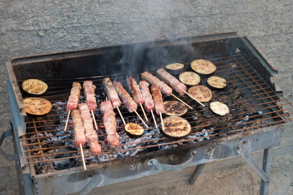 Vlees Kebab Aubergine Wordt Gekookt Barbecue Grill Heraklion Griekenland — Stockfoto
