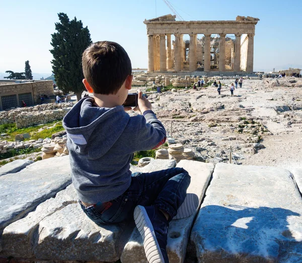 Задній Вид Хлопчик Захоплення Акрополіс Афіни Мобільний Телефон Афіни Греція — стокове фото