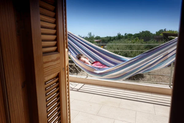 Jongen Slapen Een Hangmat Veranda Van Huis Kreta Griekenland — Stockfoto