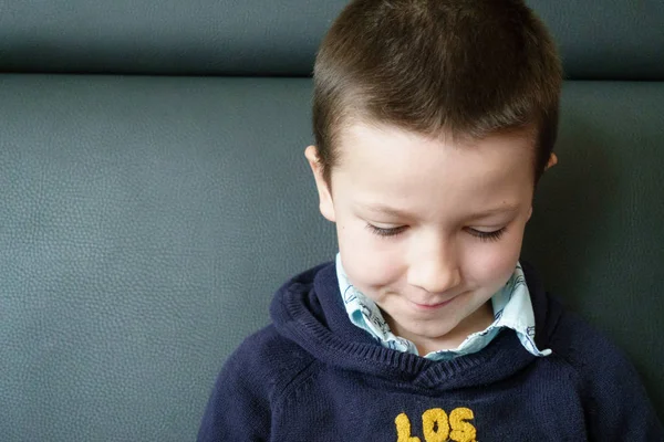 Primer Plano Del Niño Sentado Sofá — Foto de Stock