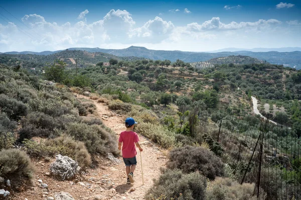 Jongetje Wandelen Onverharde Weg Midden Van Veld Kreta Griekenland — Stockfoto