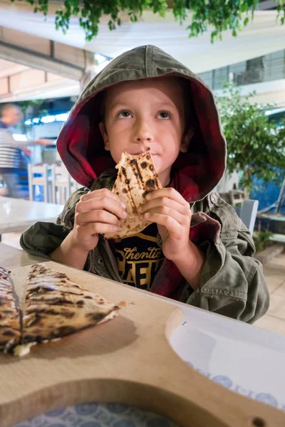 Αγόρι Τρώει Πίτα Ψωμί Στο Εστιατόριο — Φωτογραφία Αρχείου