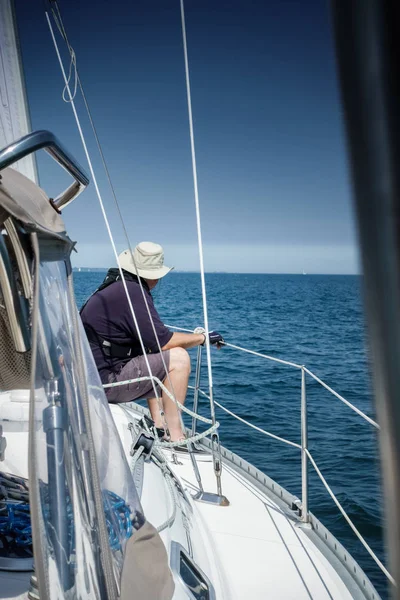 ヨット トロント カナダからの海景を眺め男 — ストック写真