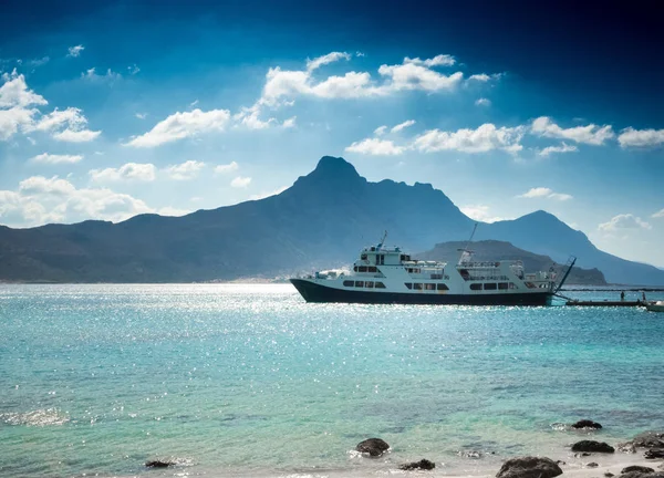Vistas Panorámicas Del Mar Crucero Montaña Contra Cielo Nublado Isla — Foto de Stock