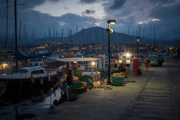 Barca Ormeggiata Porto Durante Tramonto Nikos Agiolaos Creta Grecia — Foto Stock