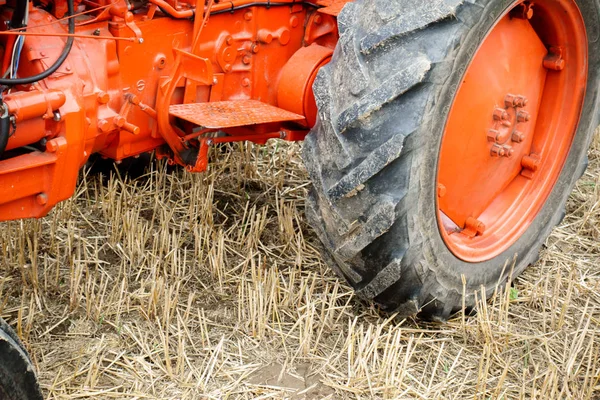 Nahaufnahme Eines Traktorrades Auf Einem Feld — Stockfoto
