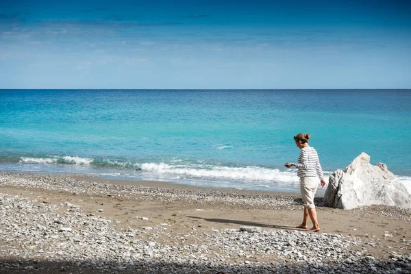 Ung Kvinna Promenader Stranden Kreta Grekland — Stockfoto