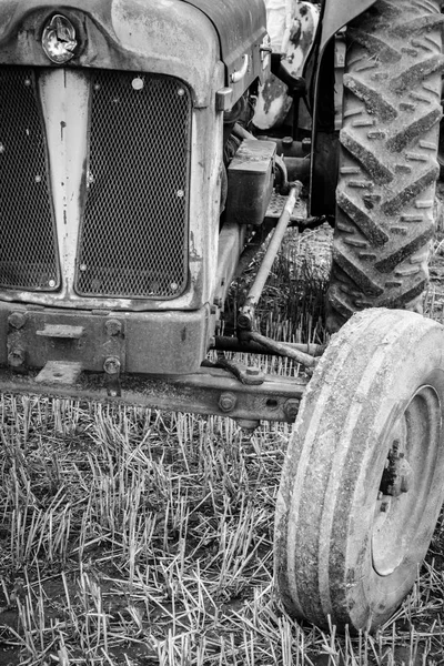 Alter Traktor Auf Acker Aus Nächster Nähe Geschossen — Stockfoto