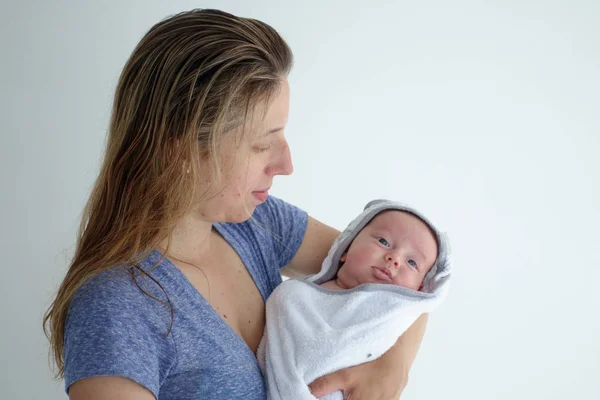 タオルに包まれた彼女のかわいい赤ちゃんを持つお母さん — ストック写真