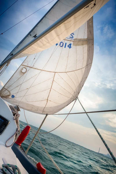 Barca a vela e paesaggio marino — Foto Stock