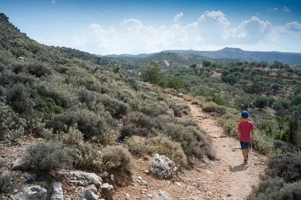 Ragazzino Che Cammina Strada Sterrata Mezzo Campo Creta Grecia — Foto Stock