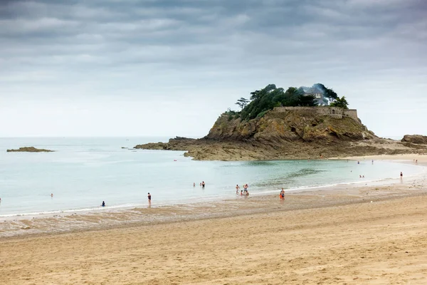 Touristen am Strand, Bretagne, Frankreich, Europa — Stockfoto