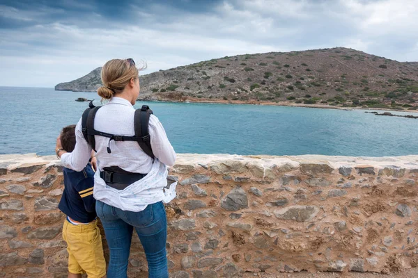 Moeder Zoon Bewonderen Zeegezicht Berg Spinalonga Kreta Griekenland — Stockfoto