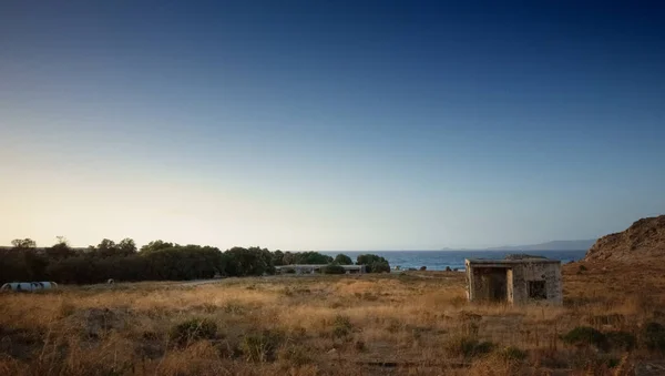 Χόρτο πεδίο με παλιό ερείπιο και Θαλασσογραφία, Κρήτη, Ελλάδα — Φωτογραφία Αρχείου