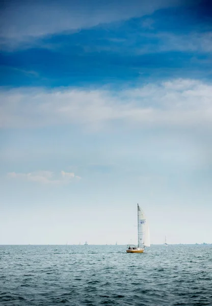 Velero y paisaje marino — Foto de Stock