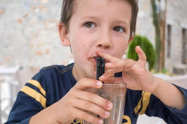 Süßer Kleiner Junge Trinkt Schoko Milchshake Restaurant — Stockfoto