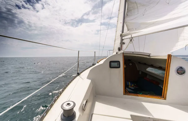 Segelbåt däck och seascape — Stockfoto