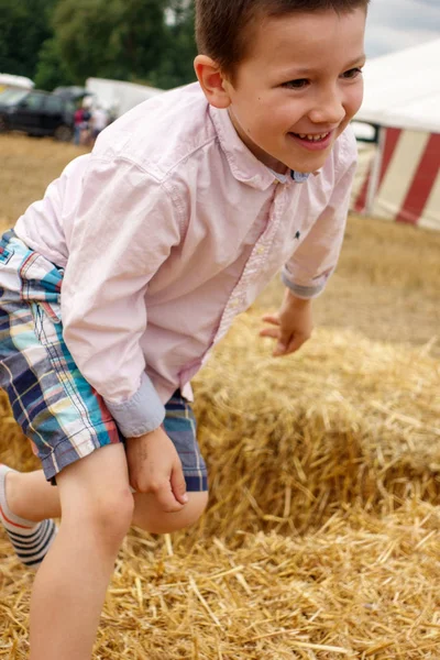 Primer Plano Del Chico Corriendo Sobre Heno Granja —  Fotos de Stock