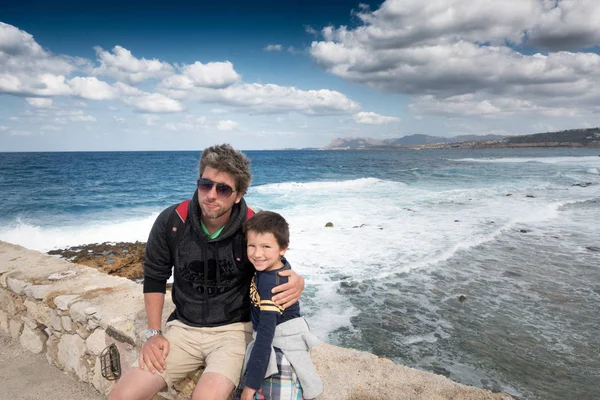 Vater Und Sohn Genießen Auf Chania Insel Mit Meer Hintergrund — Stockfoto