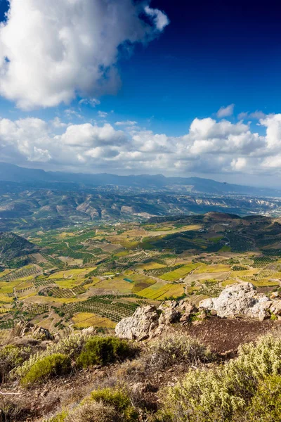 Vista Panorâmica Paisagem Agrícola Retalhos Montanha Contra Céu Nublado Creta — Fotografia de Stock