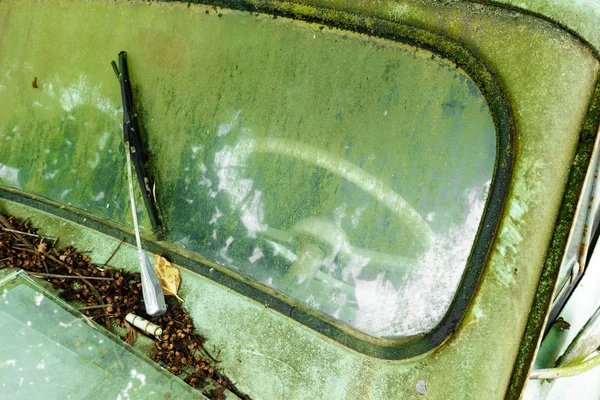 Carro Abandonado Com Limpador Pára Brisas Folhas Secas — Fotografia de Stock